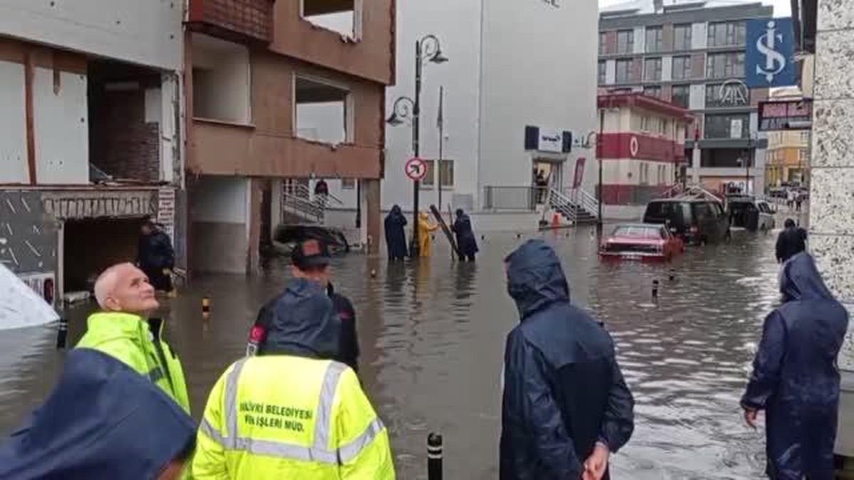 Sağanak Silivri'de su baskınlarına neden oldu