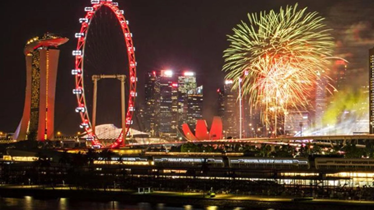 Singapur Ulusal Günü\'nü Havai Fişek Gösterisiyle Kutladı