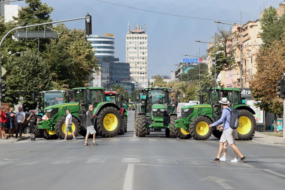 Sırbistan\'daki çiftçiler, traktörlerle kentteki iki kavşağı trafiğe kapattı