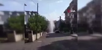 Su borusu patladı, metrelerce su fışkırdı... O anlar kamerada