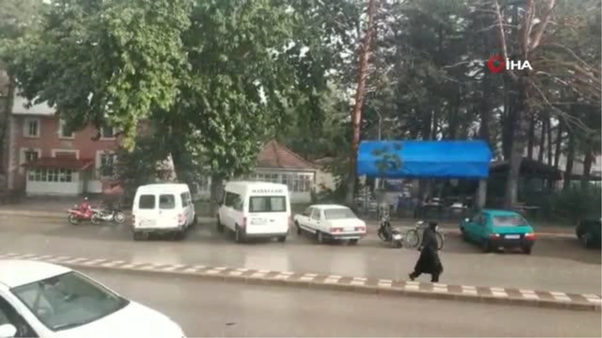 Şuhut'ta sağanak yağış ve dolu, hayatı olumsuz etkiledi