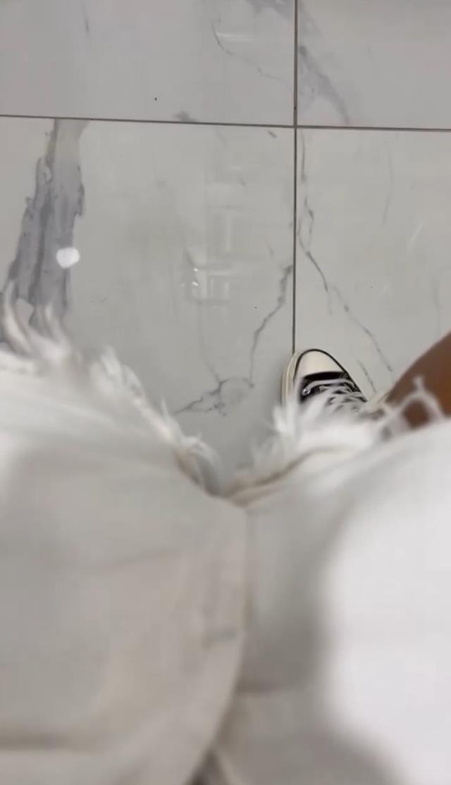 'Tek zaman bulduğum yer burası' diyen şarkıcı Banu Parlak, tuvaletten video paylaştı