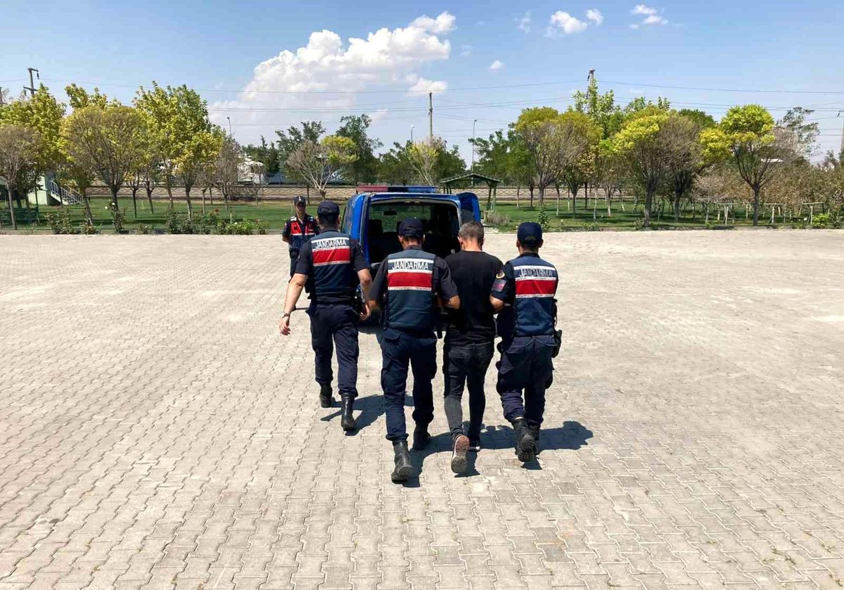 Uyuşturucu ticaretinden aranan 2 şahıs yakalandı