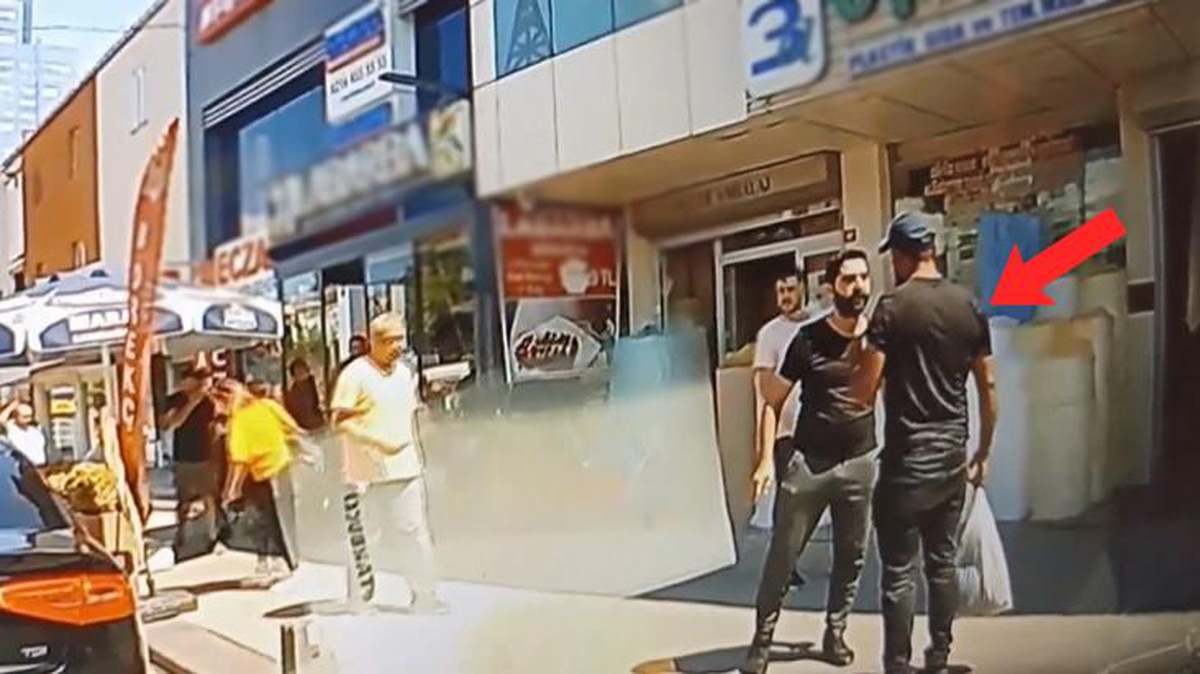 İstanbul\'da korkunç dakikalar! Kadının boğazını sıkıp yumruklayan adamı çevredekiler durdurdu