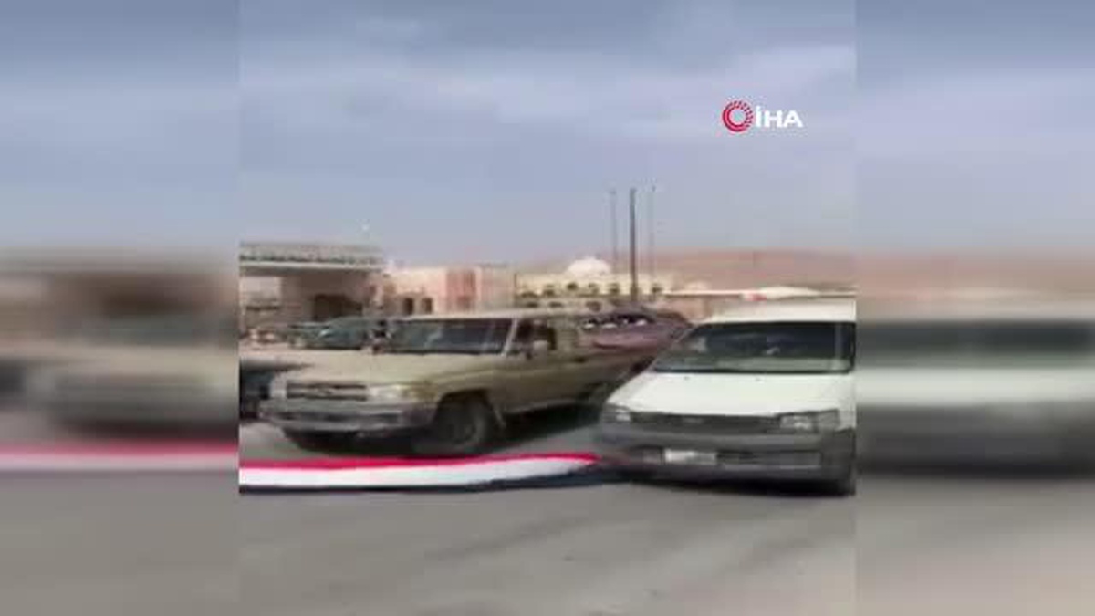 Yemen\'de BAE milisleri Yemen bayrağının araçlarla üzerinden geçti