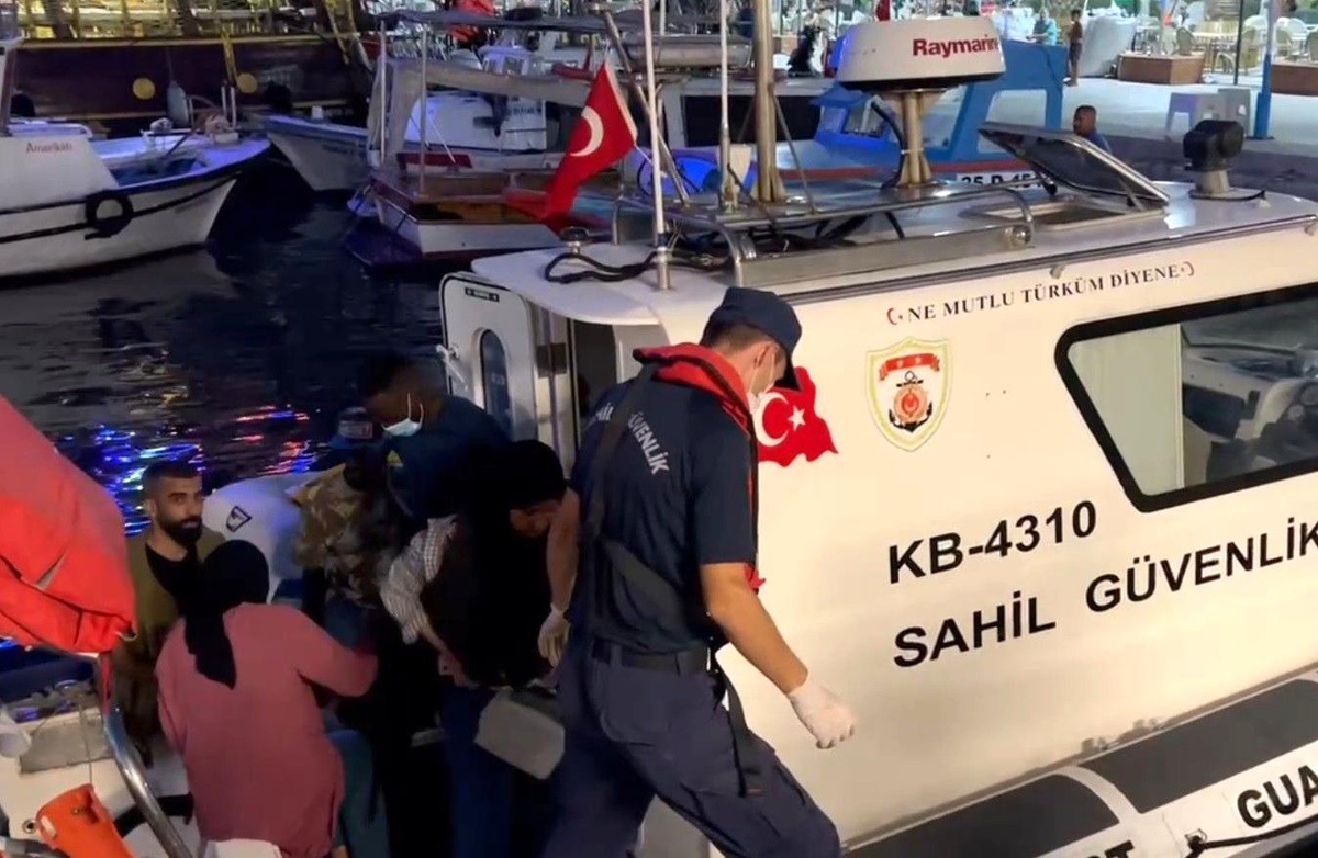 Yunanistan\'ın ölüme ittiği 130 göçmen Sahil Güvenlik ekiplerince kurtarıldı