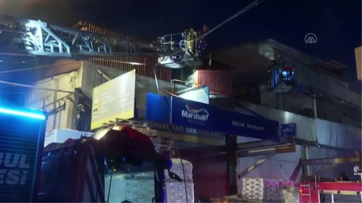 Zeytinburnu'nda hırdavat dükkanında çıkan yangın söndürüldü