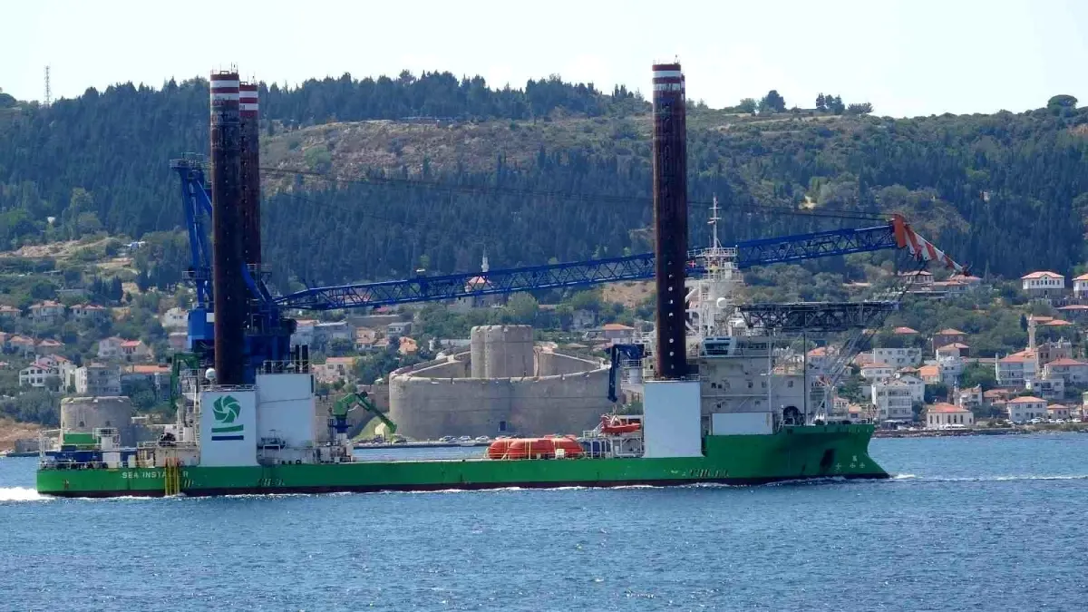 132 metre uzunluğundaki platform Çanakkale Boğazı\'ndan geçti