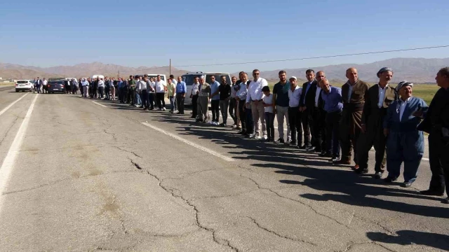 24 yıl sonra Yüksekova'ya gelen aşiret lideri krallar gibi karşılandı 24 yıl sonra Yüksekova'ya gelen aşiret lideri krallar gibi karşılandı