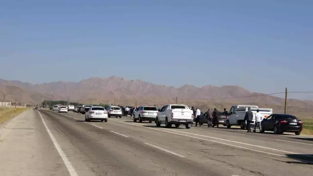 24 yıl sonra Yüksekova'ya gelen aşiret liderine coşkulu karşılama! Bir kilometrelik kuyruk oluştu 24 yıl sonra Yüksekova'ya gelen aşiret liderine coşkulu karşılama! Bir kilometrelik kuyruk oluştu