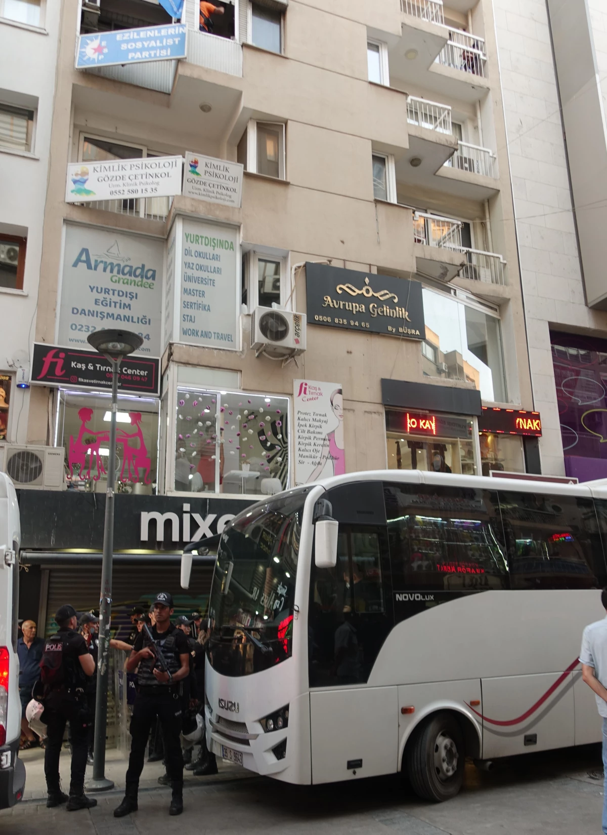 Ağrı\'da etkisiz hale getirilen teröristi İzmir\'de anmak isteyen 20 kişi gözaltına alındı