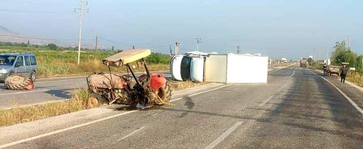 Alaşehir\'de traktör ile ticari araç çarpıştı: 2 yaralı
