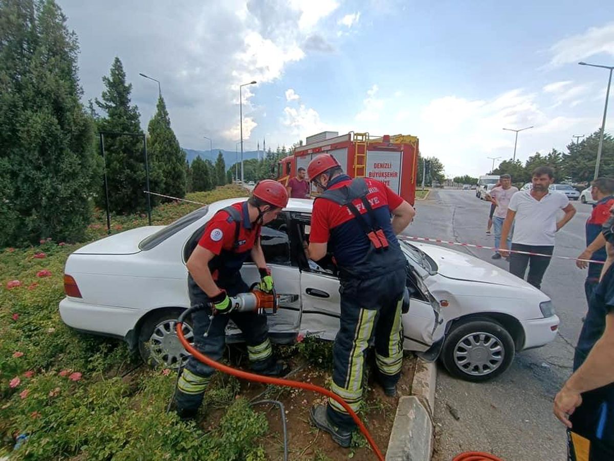Araç içerisinde sıkışan yolcunun imdadına itfaiye yetişti