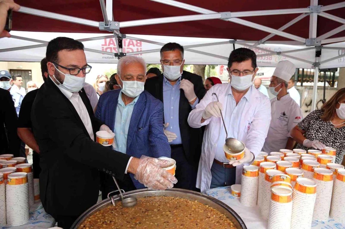 Aşureler Ataşehir\'de bolluk, bereket ve kardeşlik için kaynadı