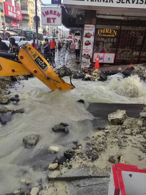 İstanbul'da korku dolu anlar! Ana İsale Hattı patladı, sular apartman boyuna çıktı