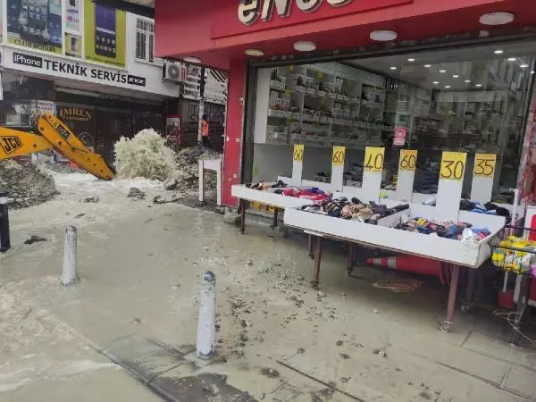 İstanbul'da korku dolu anlar! Ana İsale Hattı patladı, sular apartman boyuna çıktı