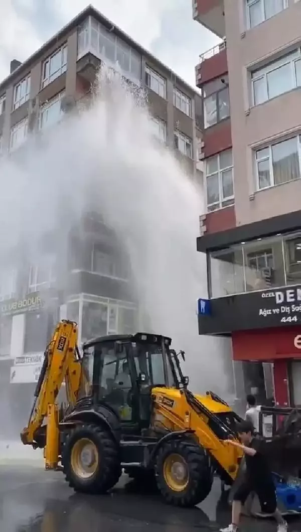 İstanbul'da korku dolu anlar! Ana İsale Hattı patladı, sular apartman boyuna çıktı