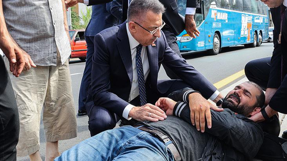 Cumhurbaşkanı Yardımcısı Oktay, kaza yapan motosikletliye yardım etti