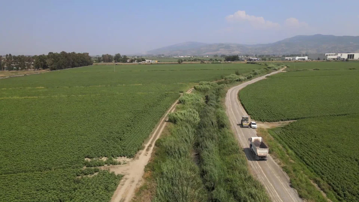 Efeler Belediyesi Beş Mahalleyi Birbirine Bağlayan Toprak Yolu Asfaltladı