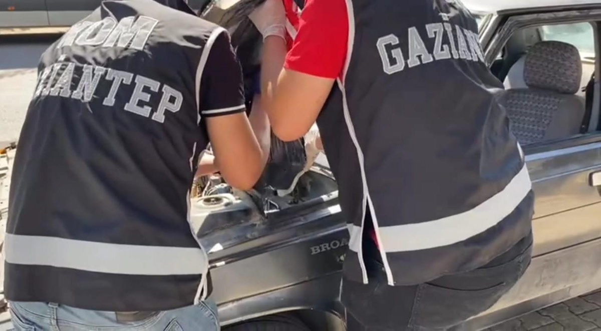 Polis ekiplerinin aradığı araç tabanca deposu gibi çıktı