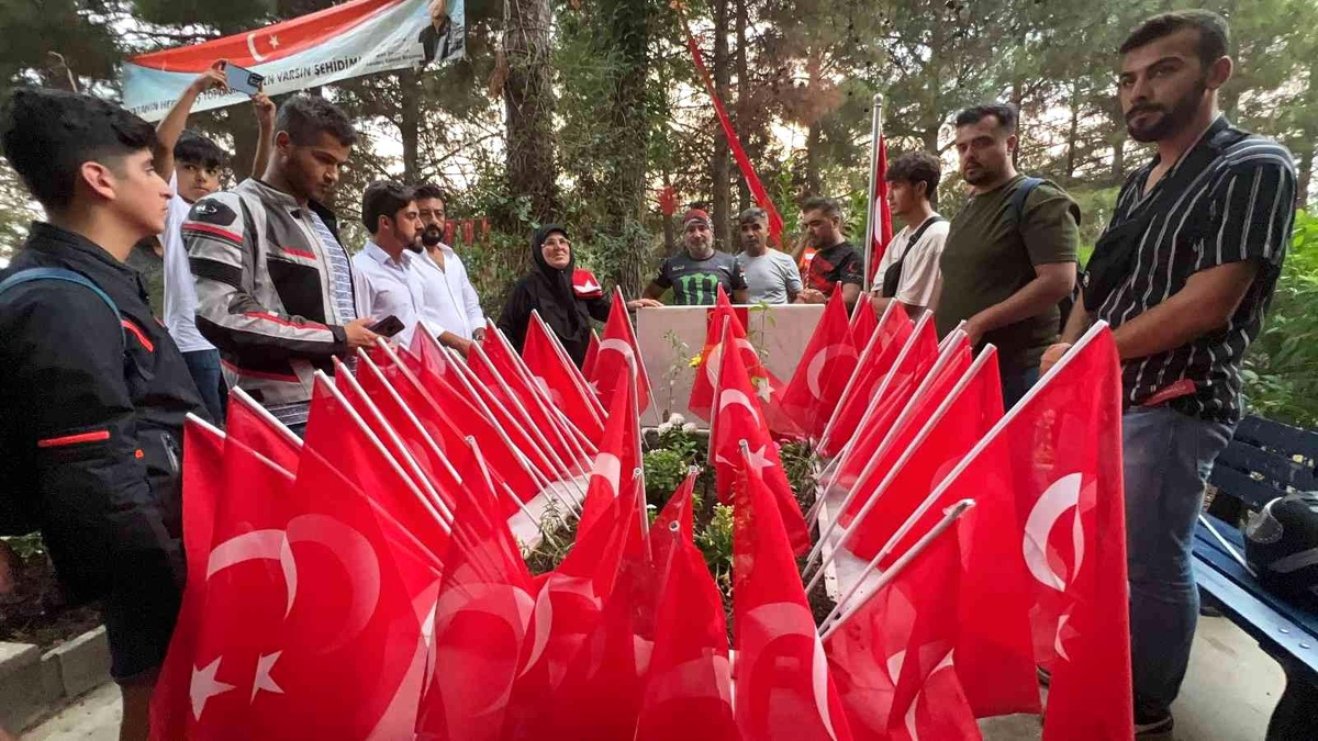 Eren Bülbül\'ü korurken 41 kurşunla şehit olan Astsubay Ferhat Gedik\'in kabrine 41 Türk bayrağı dikildi