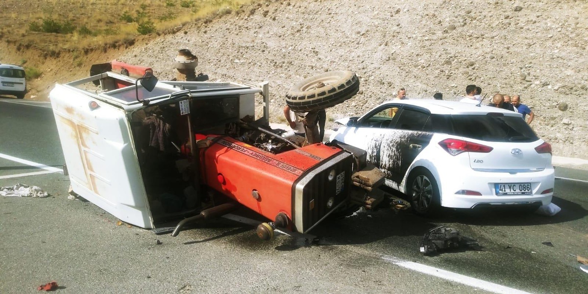 Erzincan\'da traktör ile otomobilin çarpıştığı kazada 6 kişi yaralandı