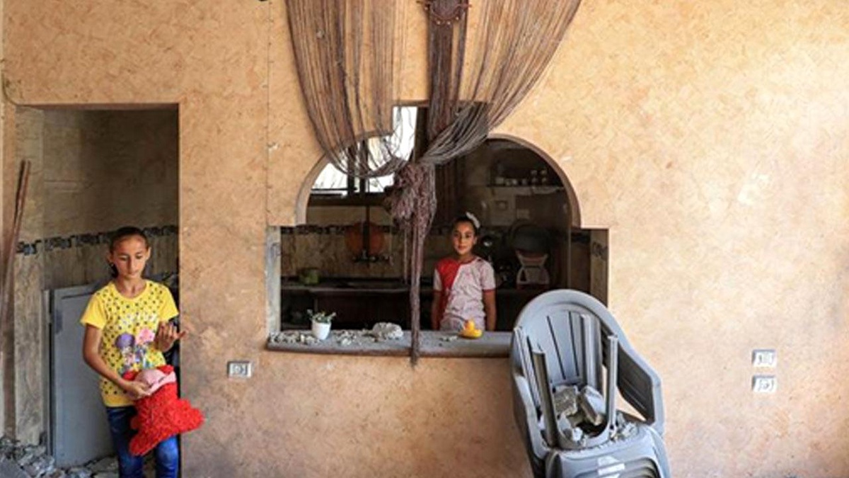 Gazze\'deki Çatışmalarda Evlerini Kaybeden Filistinli Çocuklar