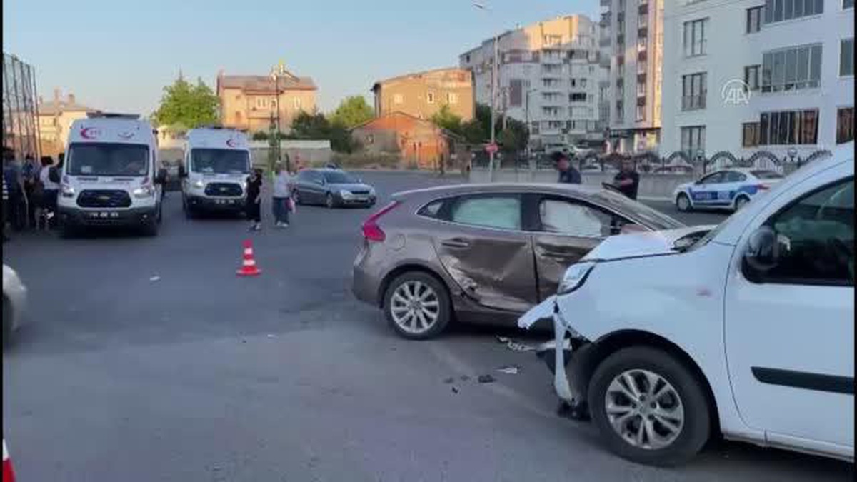Sivas\'ta hafif ticari araç ile otomobilin çarpıştığı kazada 6 kişi yaralandı