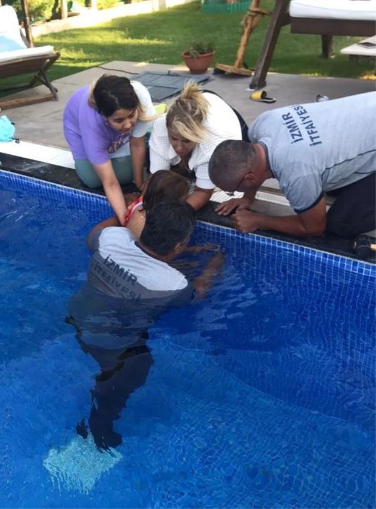 İzmir\'de bileği havuzdaki boruya sıkışan çocuğu itfaiye ekipleri kurtardı