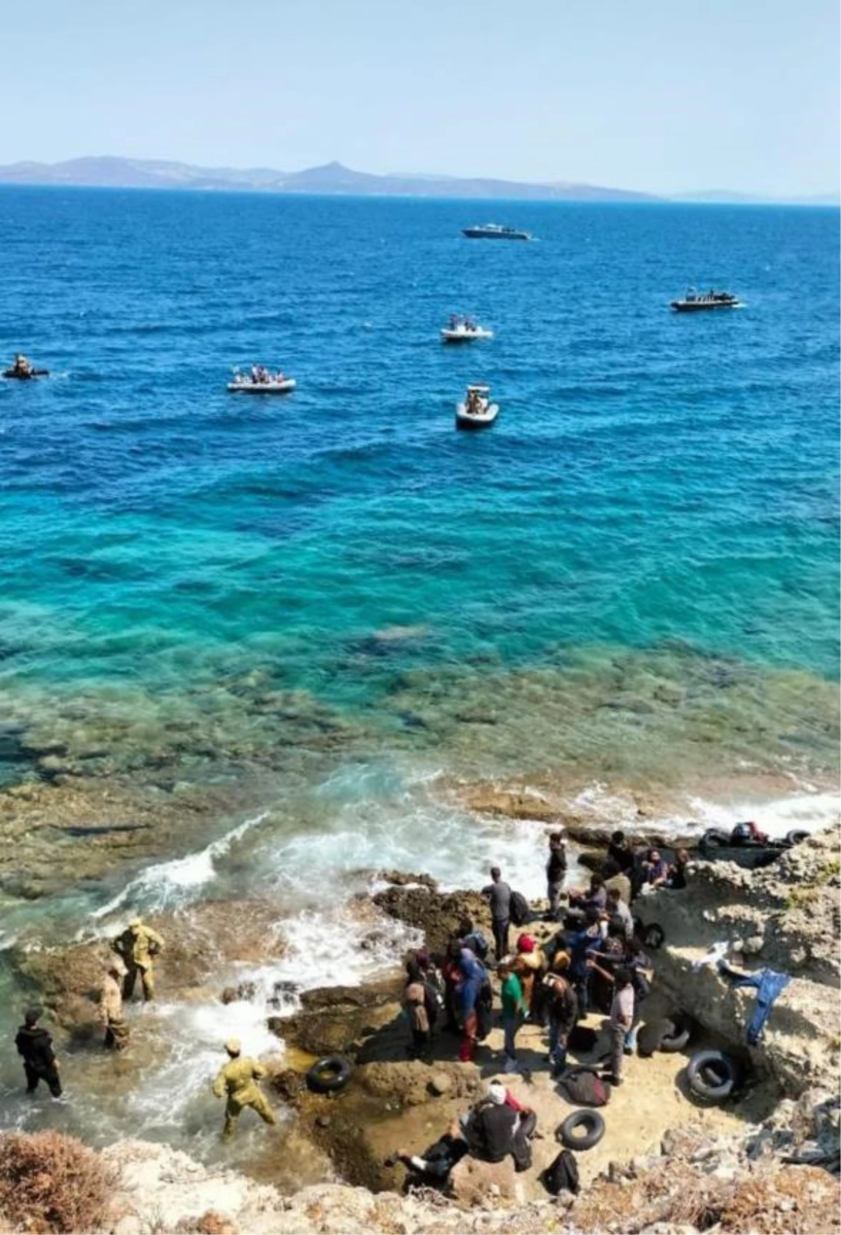 İzmir\'de botları kıyıya vuran 47 düzensiz göçmen kurtarıldı