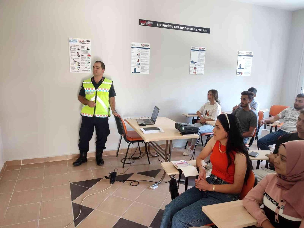 Jandarmadan sürücü adaylarına trafik eğitimi