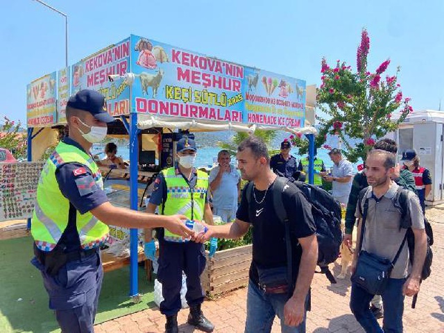 Kaçak göçmenleri 'Avrupa' diye Kekova Adası'na bıraktılar Kaçak göçmenleri 'Avrupa' diye Kekova Adası'na bıraktılar