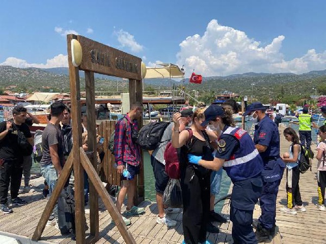 Kaçak göçmenleri 'Avrupa' diye Kekova Adası'na bıraktılar Kaçak göçmenleri 'Avrupa' diye Kekova Adası'na bıraktılar