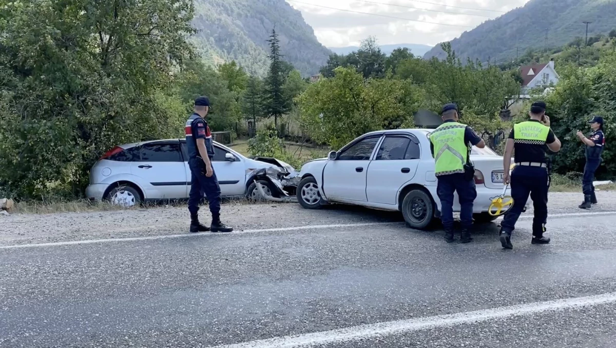 Karabük\'te çarpışan iki otomobildeki 5 kişi yaralandı