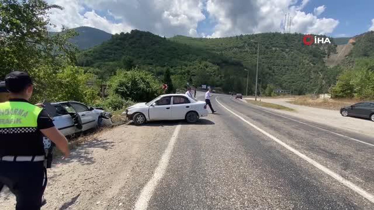 Karabük\'te iki otomobil kafa kafaya çarpıştı: 5 yaralı