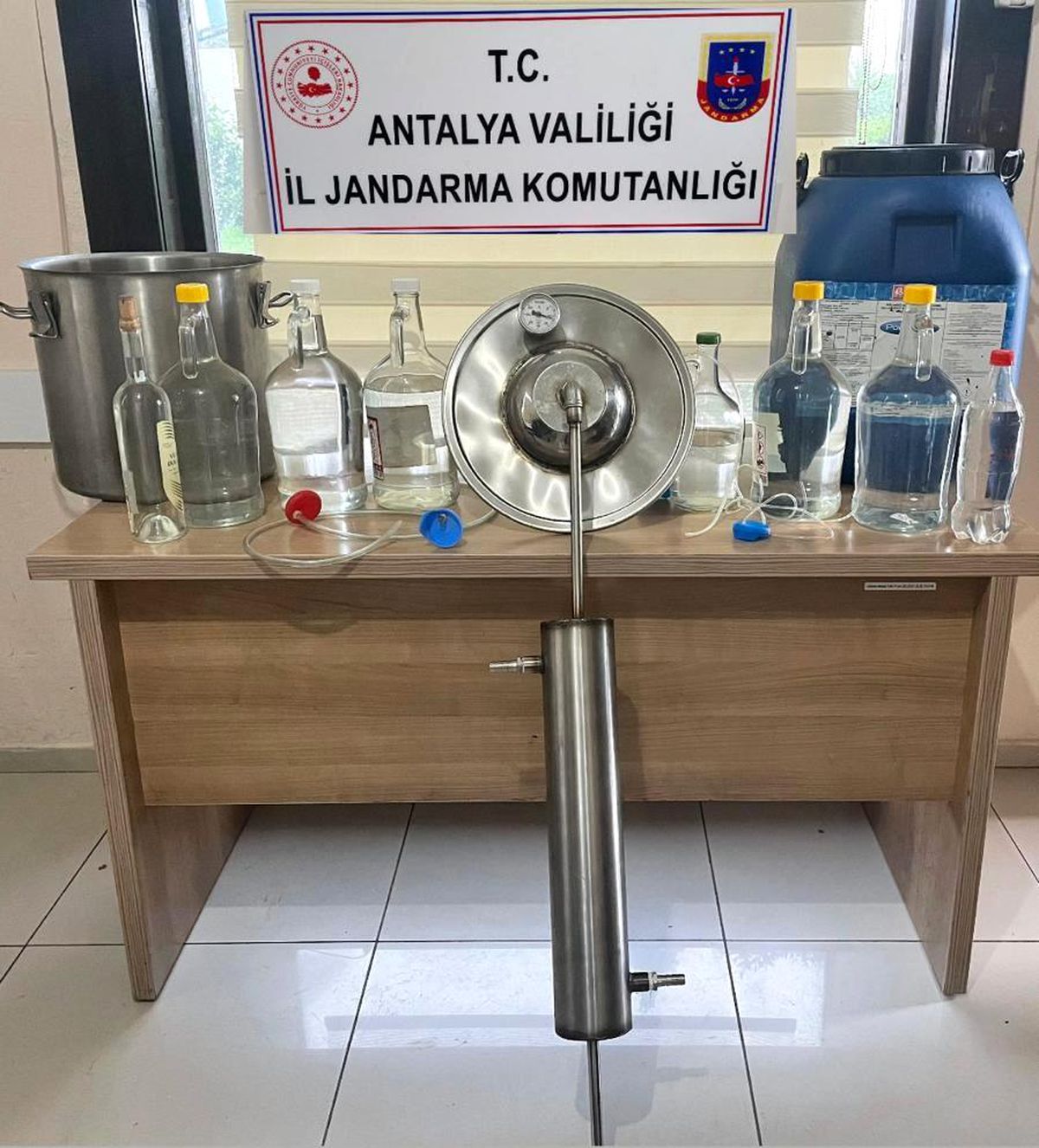 Kemer\'de jandarmadan sahte alkol baskını