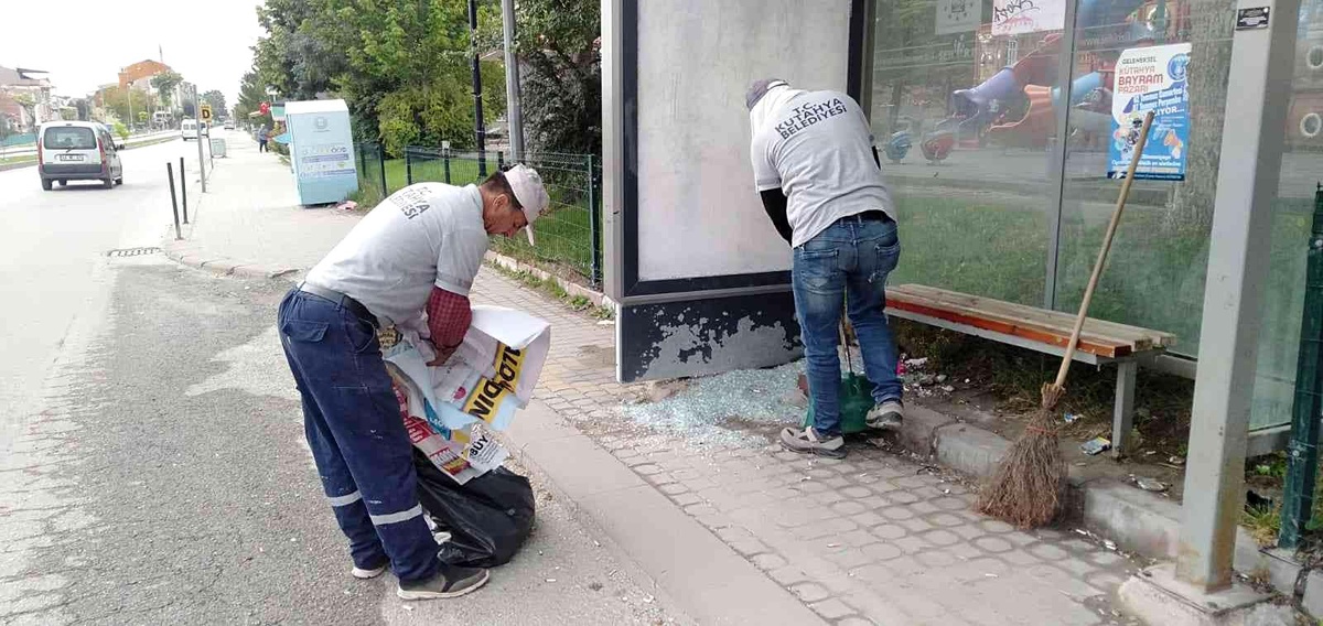 Kırılan durak camları değiştirildi