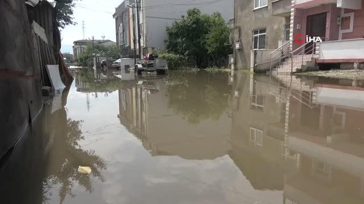 Kocaeli\'de sokaklar şiddetli yağış sonrası adeta göle döndü