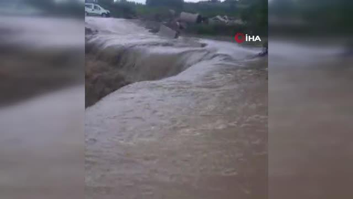 Kocaeli ve Sakarya\'yı bağlayan geçici yol ve köprü kalıplarını sel suları götürdü