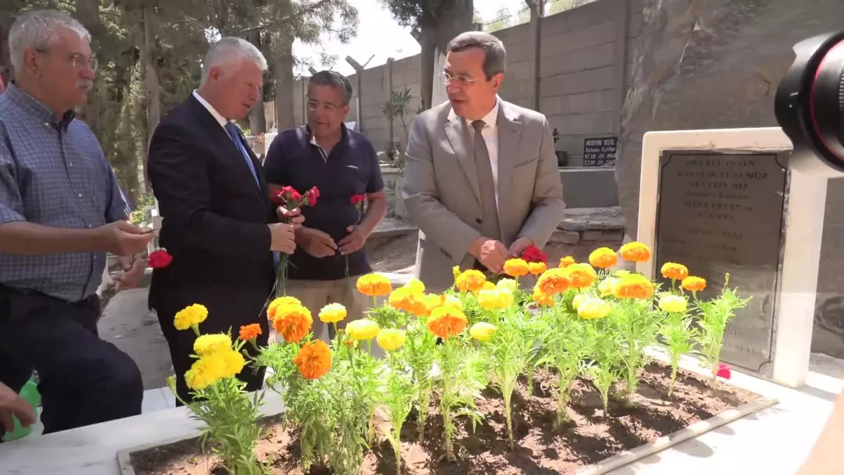 Konak\'ta Aydın Erten Büstü Açıldı. Abdül Batur: "Belediye Başkanlığı Çizgisini Onun Işığında Sürdüreceğiz"