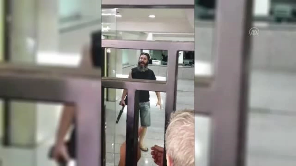 Lübnan'da silahlı bir kişi 'hesabındaki parayı çekemediği' gerekçesiyle çalışanları rehin aldı