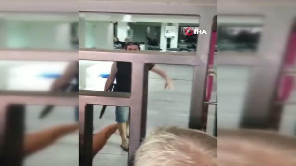 Lübnan\'ın başkenti Beyrut\'ta hesabındaki 200 bin dolar parayı çekemeyen ve müşterileri rehin alan silahlı şahıs, bankadaki parasının 35 bin dolarlık...