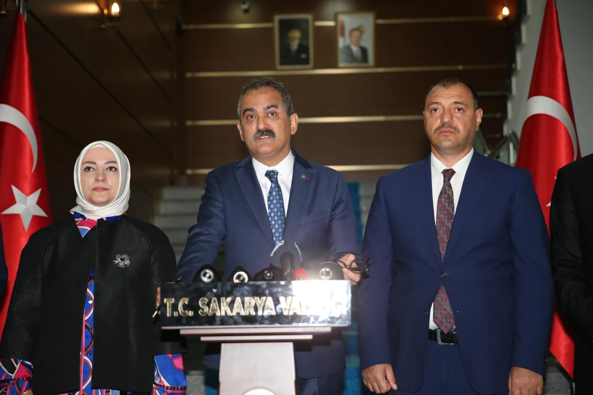 Milli Eğitim Bakanı Özer, Sakarya\'da eğitim yatırımlarını değerlendirdi Açıklaması