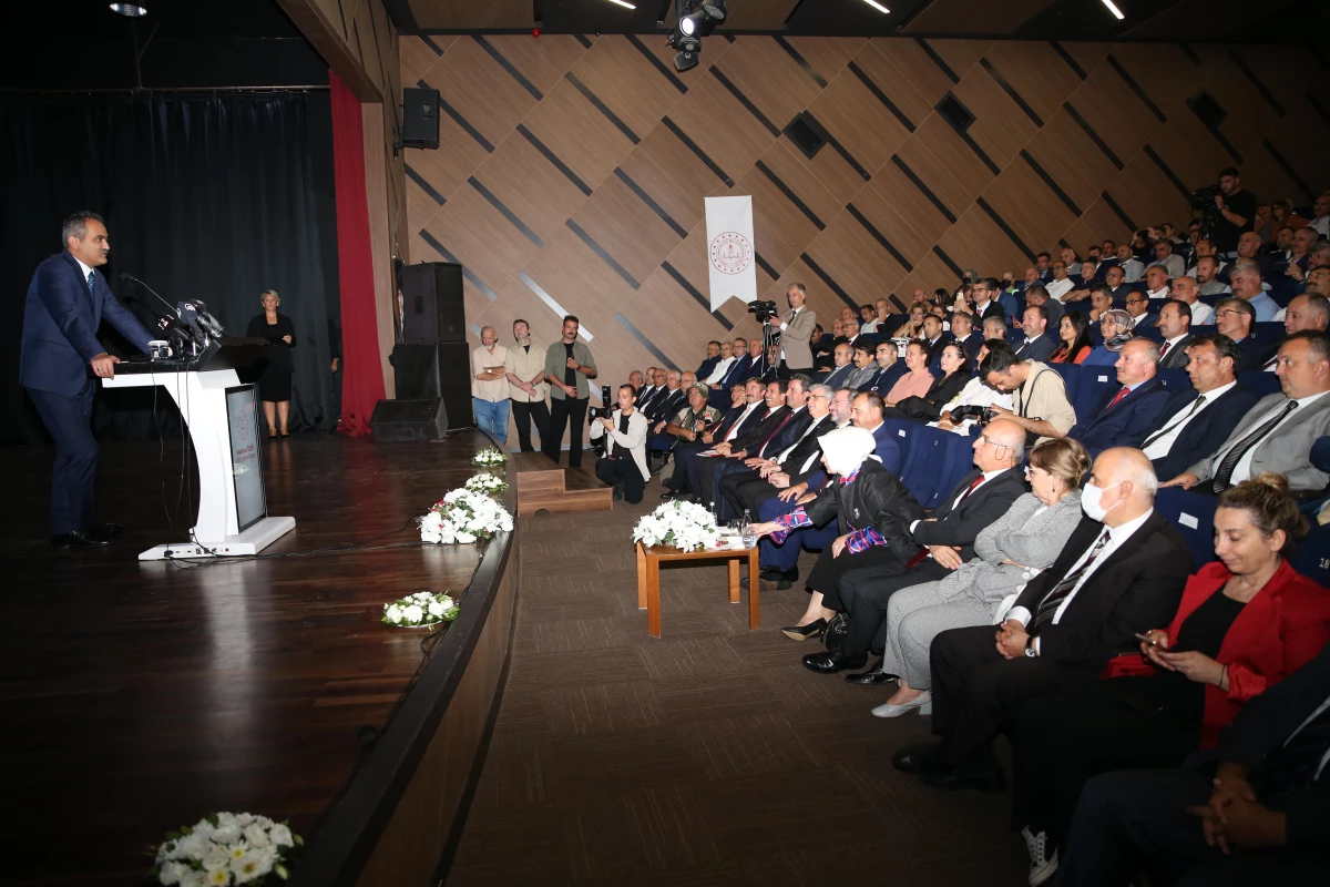 Milli Eğitim Bakanı Özer, Sakarya\'da öğretmenlerle buluştu Açıklaması