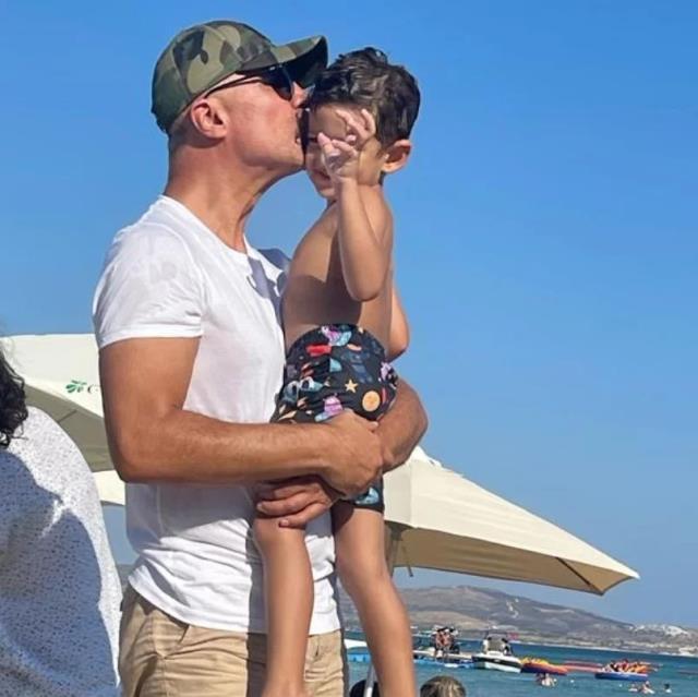 Oğluyla fotoğraflarını paylaşan Özcan Deniz'den imalı sözler: Mutluluğu kavrayamayan cahiller var