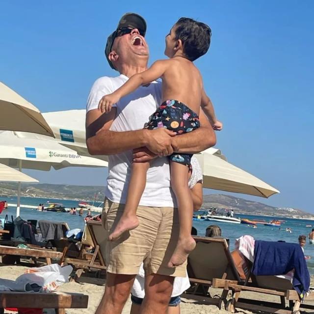 Oğluyla fotoğraflarını paylaşan Özcan Deniz'den imalı sözler: Mutluluğu kavrayamayan cahiller var