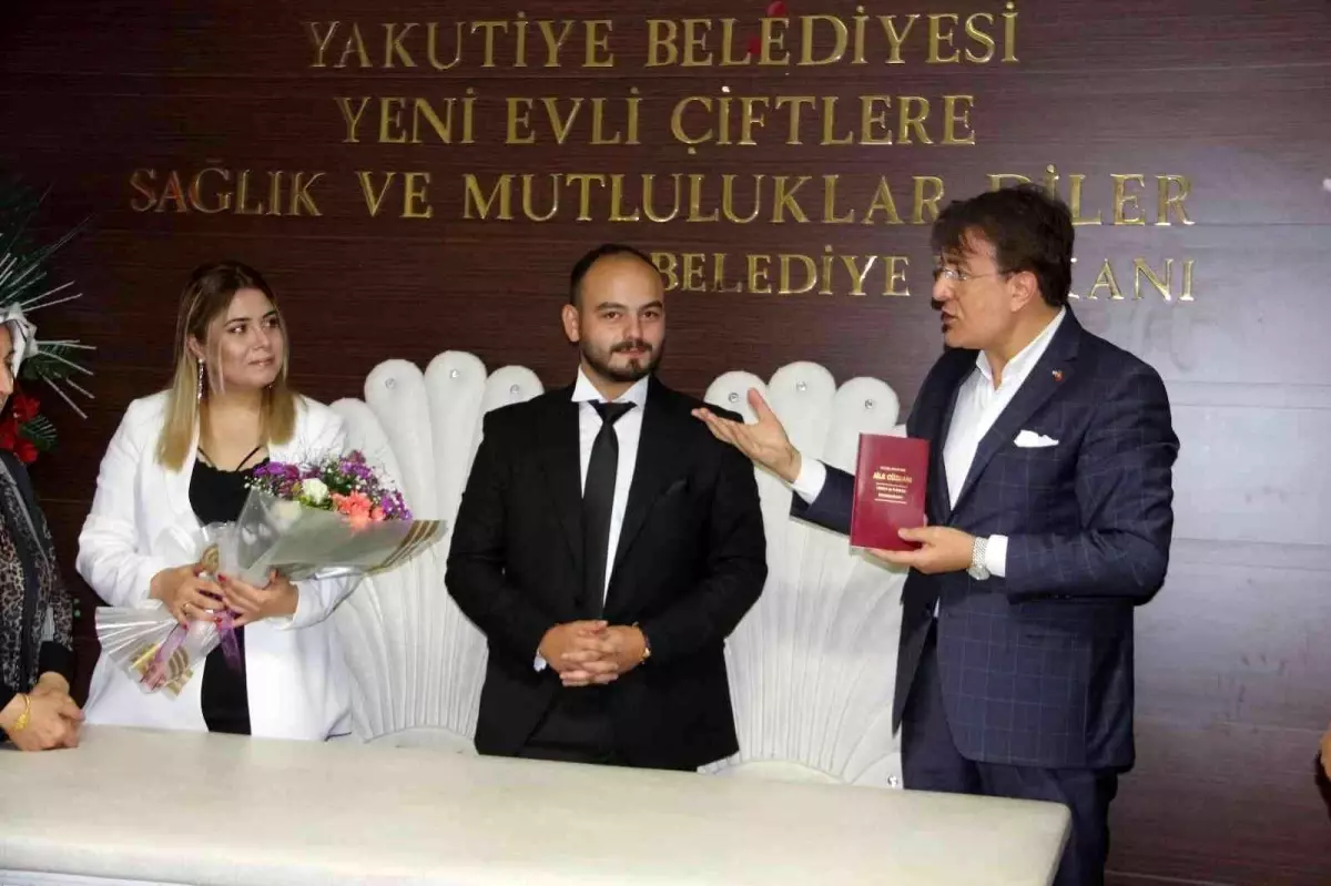 Önce nikah kıydılar, ardından koşarak haber yapmaya gittiler