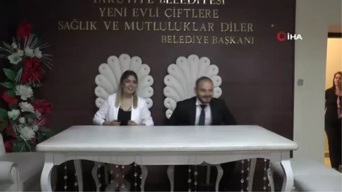 Önce nikah kıydılar ardından koşarak haber yapmaya gittikleri yerde sürprizle karşılaştılar