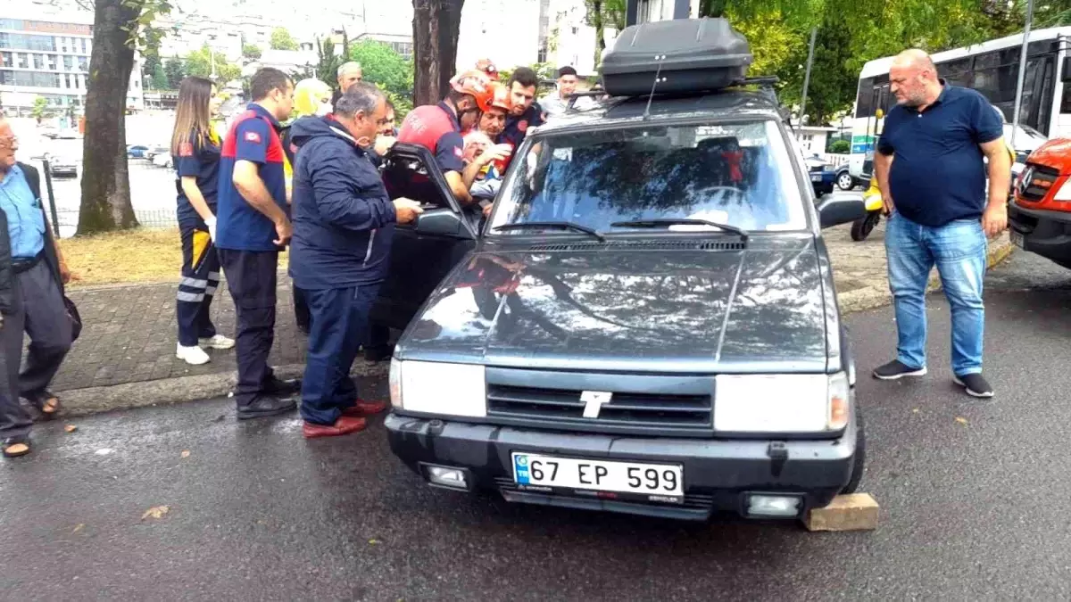 Otomobilde sıkışan sürücüyü itfaiye kurtardı