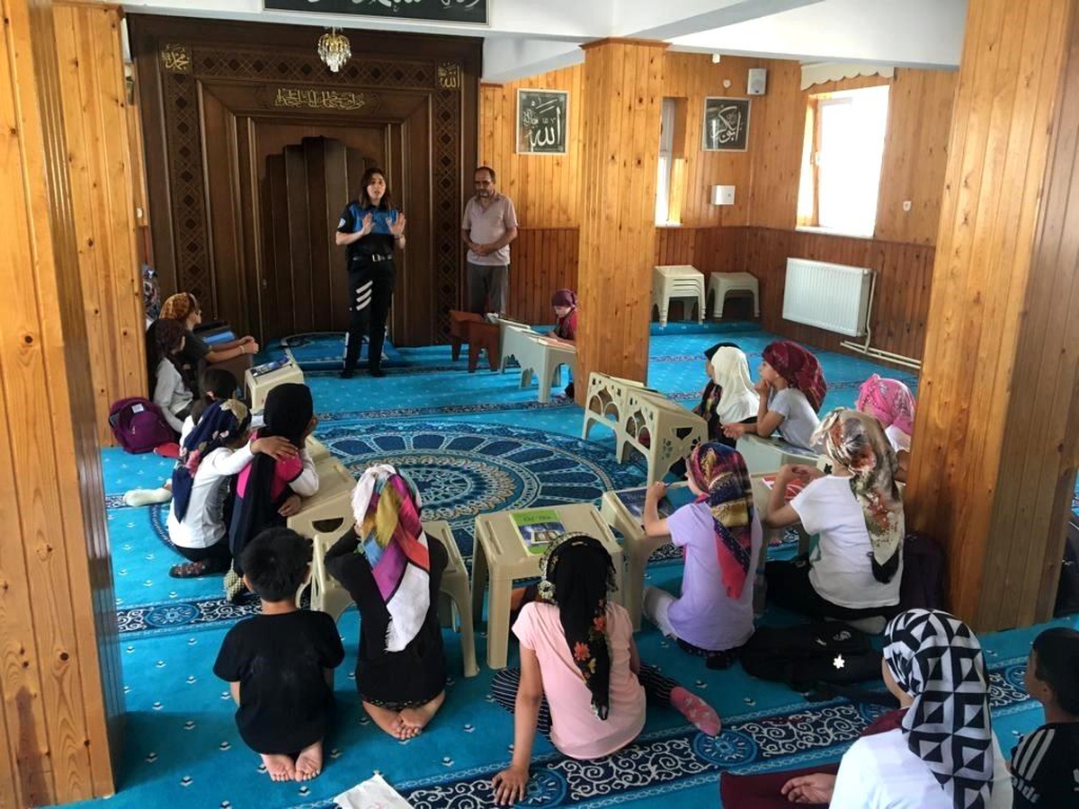 Polis ekipleri boğulmalara karşı çocukları bilgilendirdi